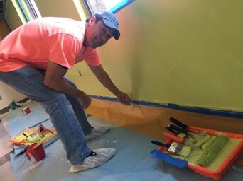 Amazon employee volunteers at Homestretch