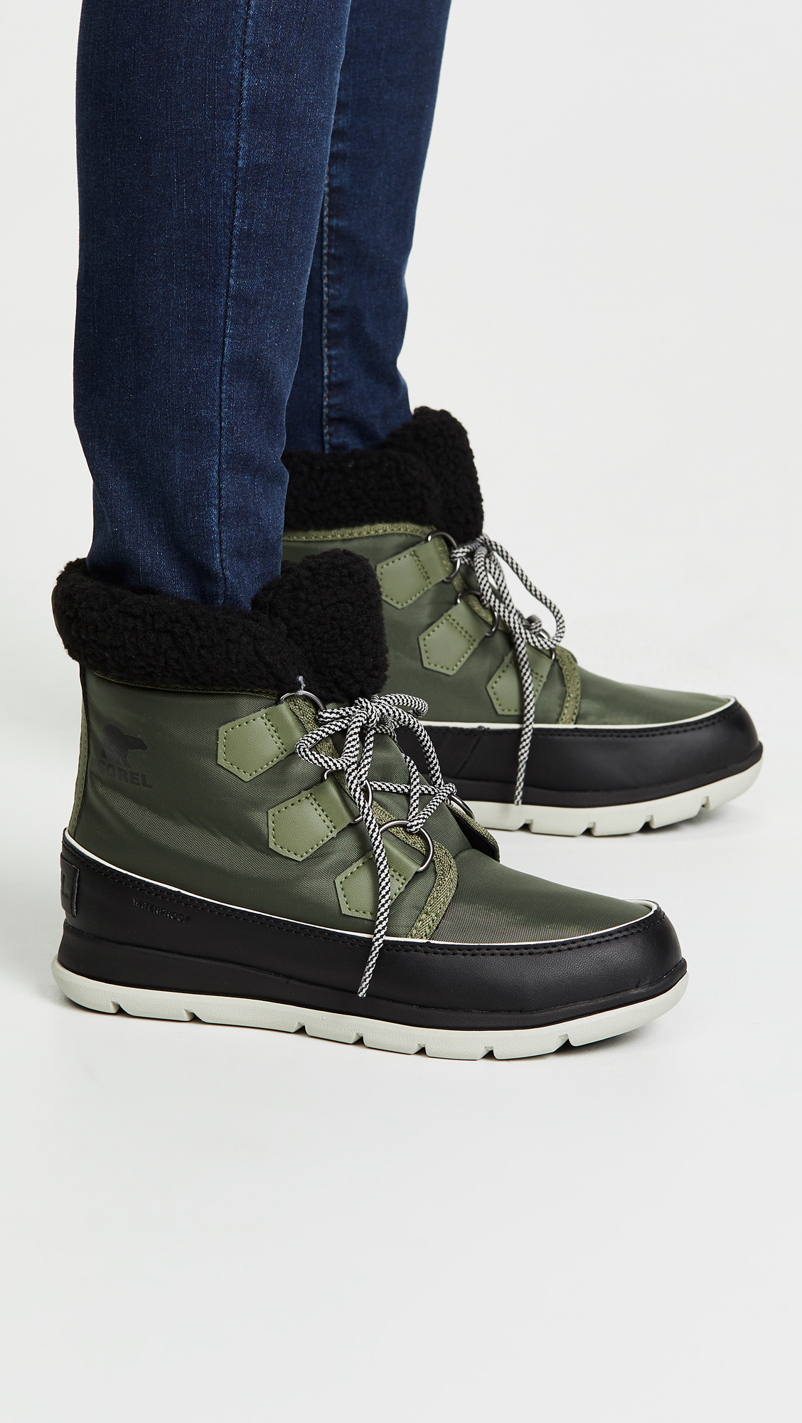 sorel explorer carnival white