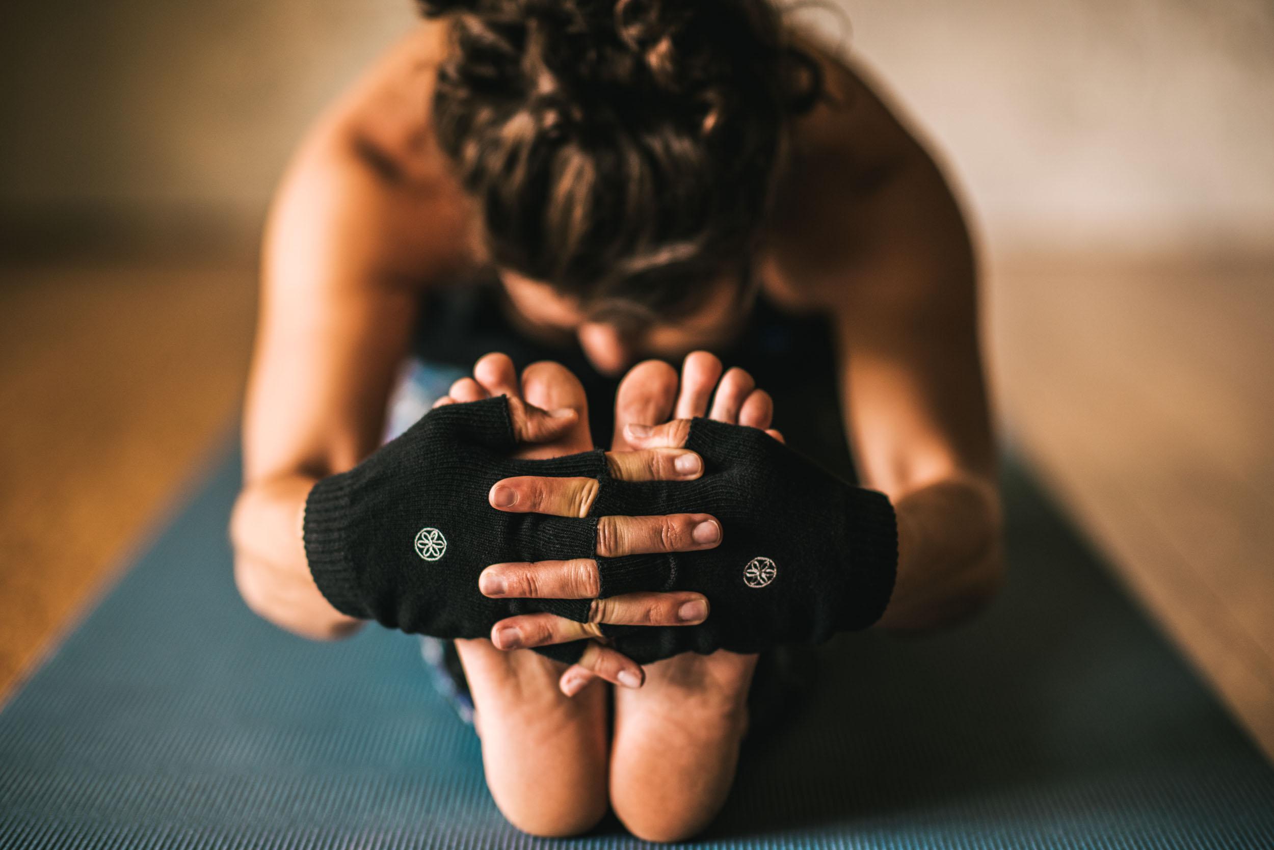 Gaiam Grippy Yoga Gloves, Grey Exercise Gloves Sports & Outdoors