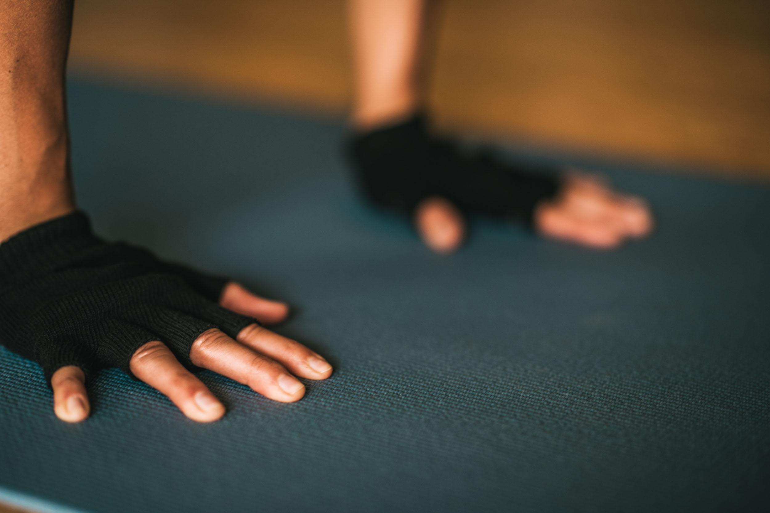 Gaiam Grippy Yoga Gloves, Grey Exercise Gloves Sports & Outdoors