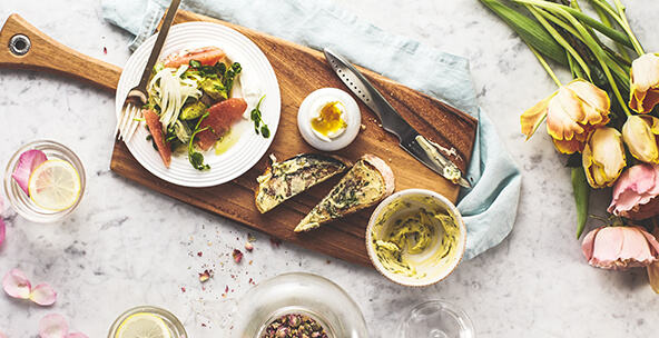 DINING & ENTERTAINING