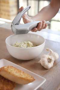 Zyliss Susi 3 Garlic Press ergonomic handles pressing garlic clove