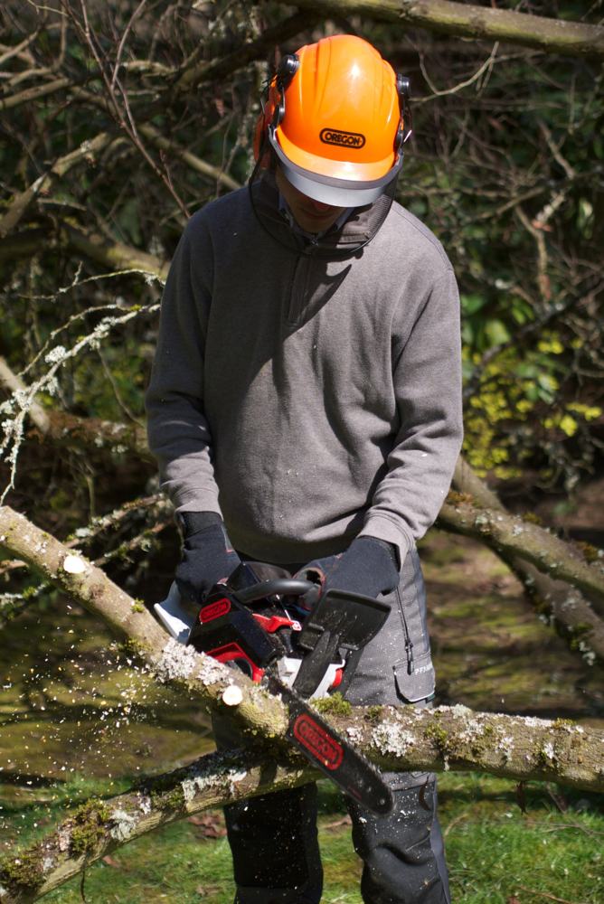 OREGON CORDLESS 40 Volt MAX CS250E6 Saw Kit with 2.4 Ah