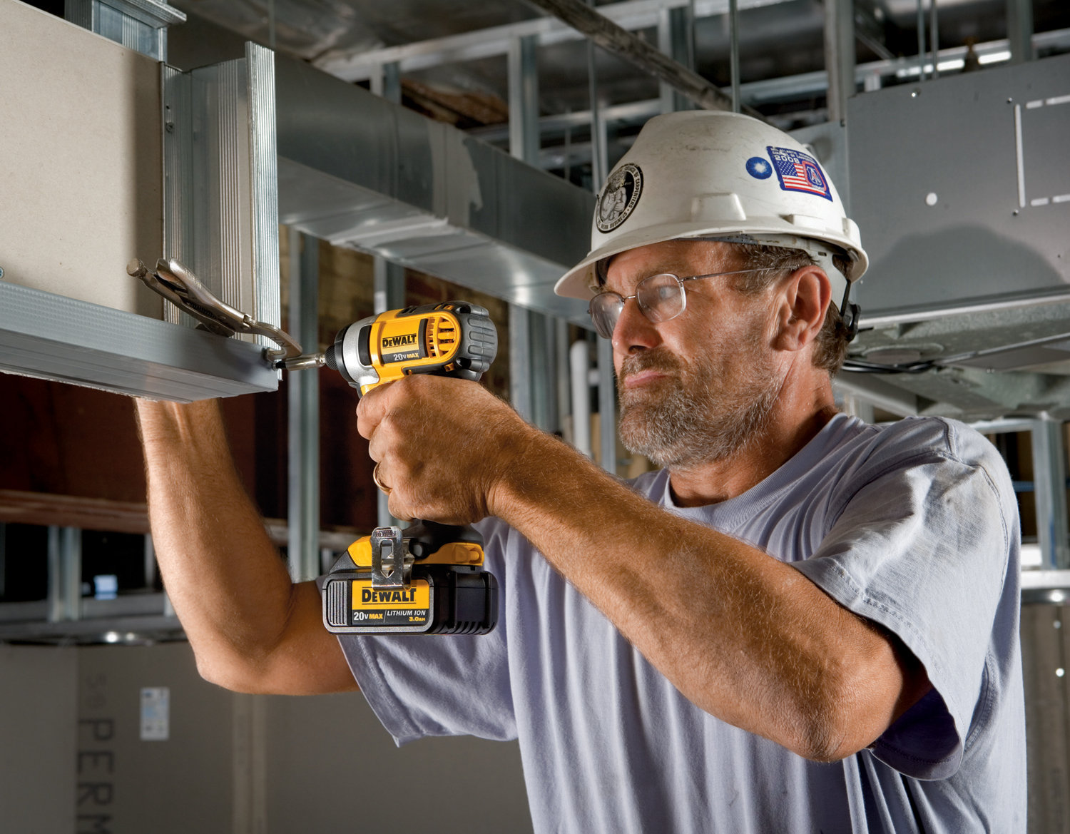 DEWALT DCF885L2 20Volt MAX Lithium Ion 1/4Inch 3.0 Ah Impact Driver Kit Power Impact Drivers