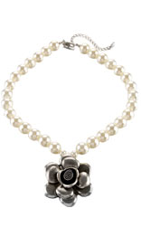 per una Faux Pearl Floral Pendant Necklace