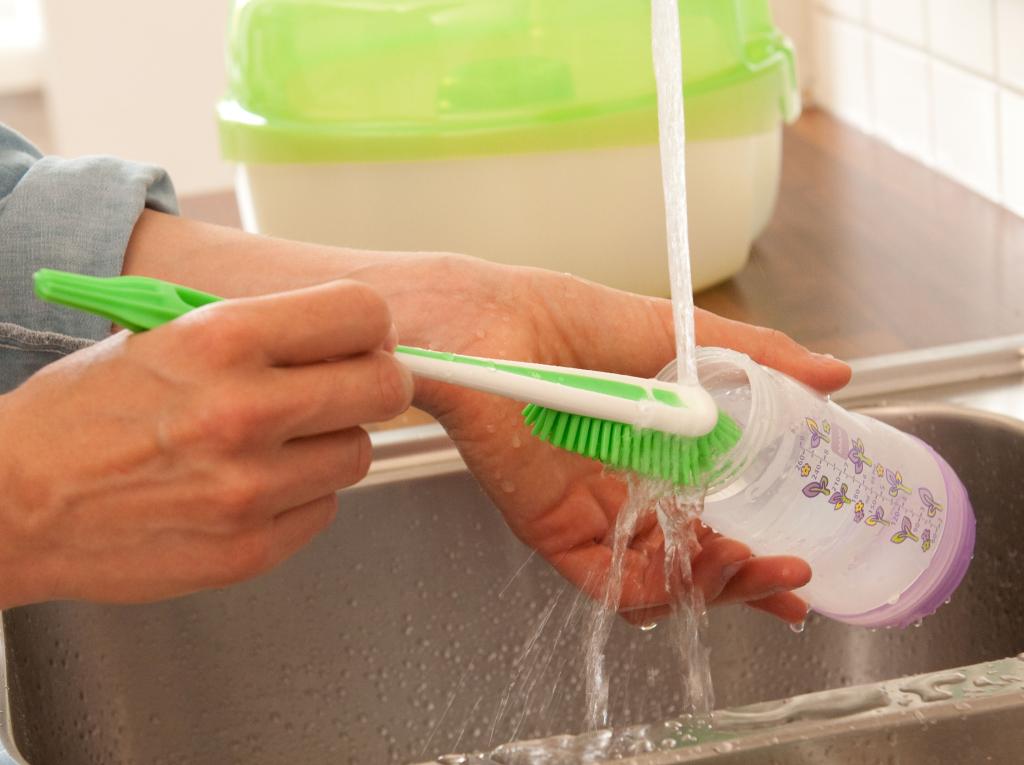 MAM Soft Bottle brush with 100 NonScratch Bristles (Designs may vary