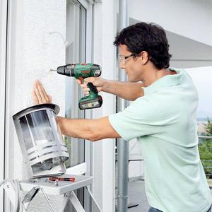 Mit dem kraftvollen Bohrschrauber können Sie mit einer Akkuladung bis zu 400 Schrauben eindrehen.