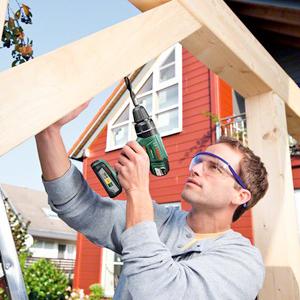 Der Akku-Schlagbohrschrauber von Bosch besitzt zwei Gänge zum Schrauben und Bohren.