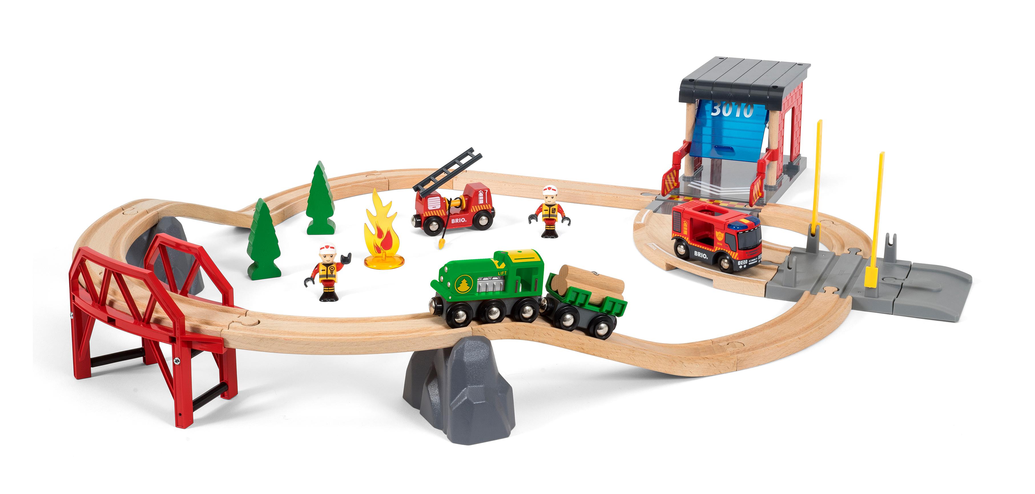 BRIO 33817 Großes Feuerwehr Deluxe Set – Mit Holzschienen, Garage, Brücke, Bergen, Feuerwehrauto Mit Blaulicht