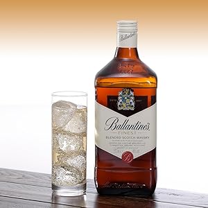 Amazon Co Jp ブレンデッドスコッチウイスキー バランタイン ファイネスト40度 ウイスキー イギリス 700ml 食品 飲料 お酒