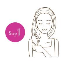 【Step1】入浴前のひと手間が大切。ブラッシングで頭皮の汚れを浮かせて。