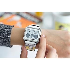 Amazon Co Jp エプソン スマートキャンバス Smart Canvas Peanuts Beagle Hug スヌーピーとルーシー ヴァンペルト 腕時計 W1 Pn210 パソコン 周辺機器
