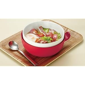 テーブルに映える白い磁器製ボウル