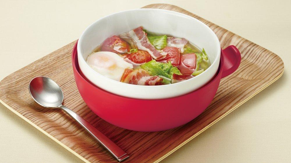 テーブルに映える白い磁器製ボウル