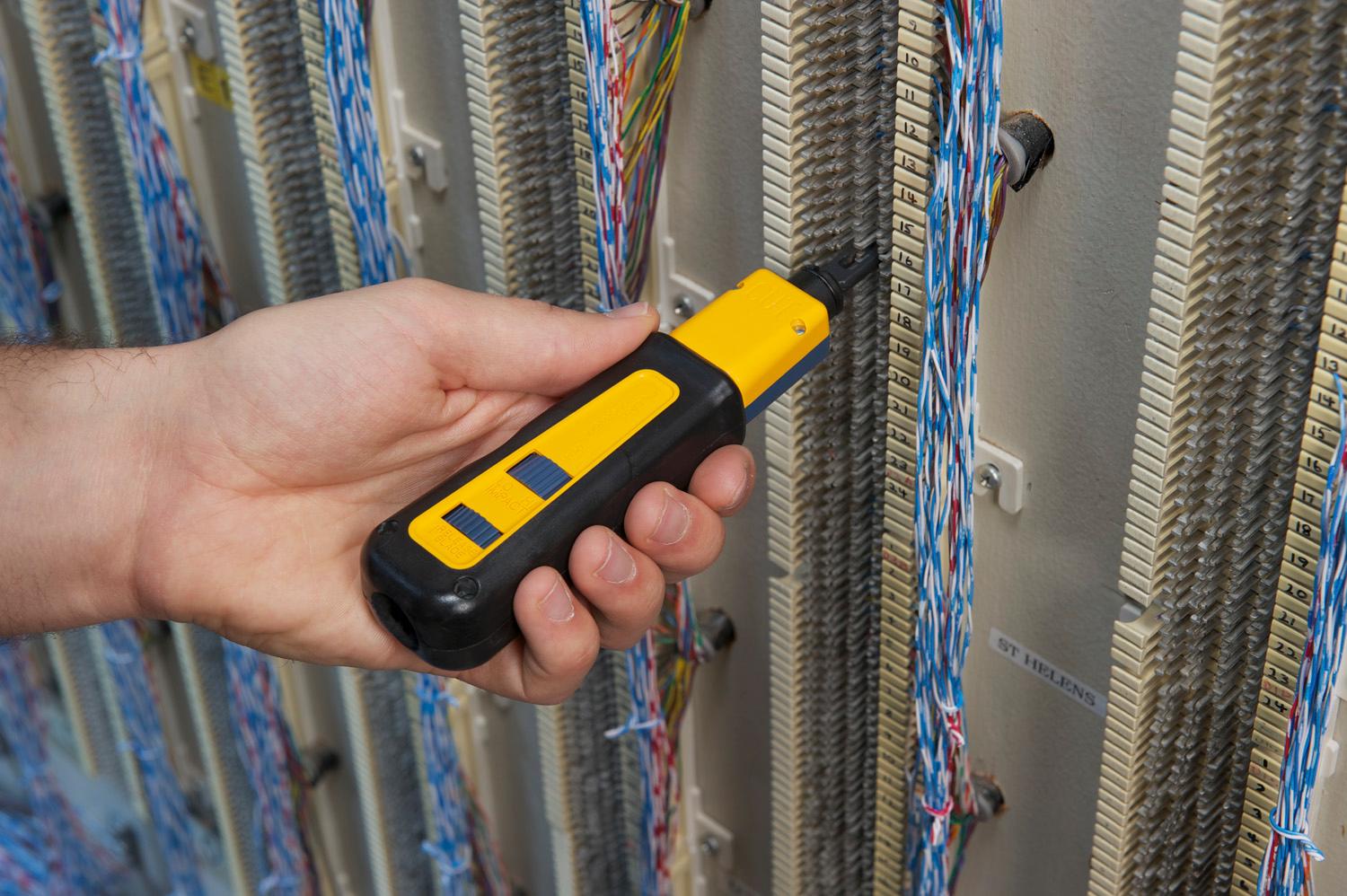 Fluke Networks 11293000 ProTool Kit IS60 with Punch Down Tool Amazon