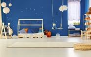 Quarto azul com brinquedos e uma cama branca