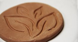 Stove Scents are liquid potpourri for your stove (SC6-TCS). Add a few drops in your steamer or TERRACOTTA scent stone. Six appealing scents and one scent stone included