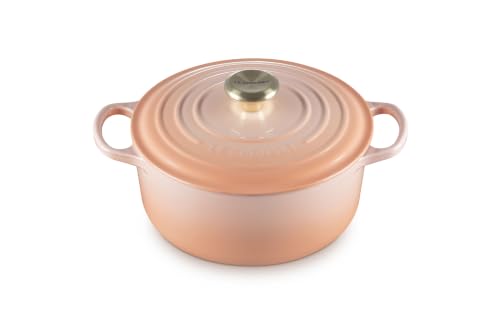 Le Creuset Signature Emaillierte gusseisenrunde Auflaufform mit Deckel, 24 cm, 4,2 Liter, Peche