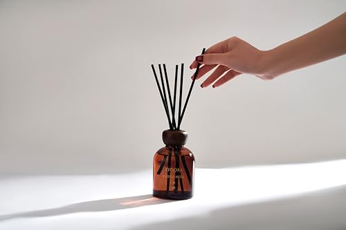 Lyqora Kyoto Noir Room Fragrance Sticks 200 ml Premium Reed Diffuser - Room Perfume Long-Lasting Air Freshener Home Decoration Aesthetic for Living Room, Bedroom, Bathroom, Elegant Gift Idea | Luxus Raumduft im edlen Amberglas mit Holzdeckel. Elegante Noten von Moschus & Amber für ein luxuriöses Premium Ambiente