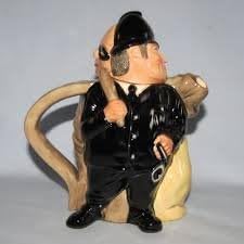 ROYAL DOULTON POLICEMAN & FELON CHARACTER TEA POT