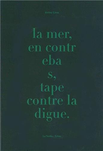 La  mer, en contrebas, tape contre la digue