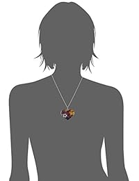 Collar con colgante de corazón de flor de plata de ley.