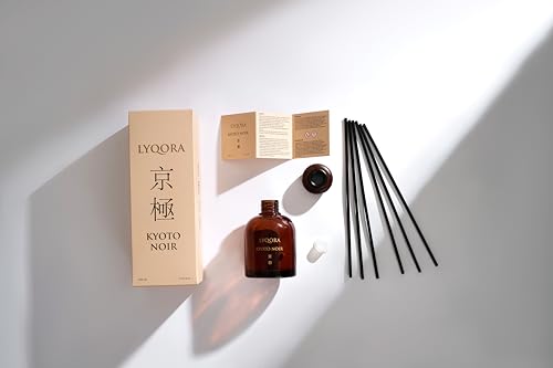 Lyqora Kyoto Noir Room Fragrance Sticks 200 ml Premium Reed Diffuser - Room Perfume Long-Lasting Air Freshener Home Decoration Aesthetic for Living Room, Bedroom, Bathroom, Elegant Gift Idea | Luxus Raumduft im edlen Amberglas mit Holzdeckel. Elegante Noten von Moschus & Amber für ein luxuriöses Premium Ambiente