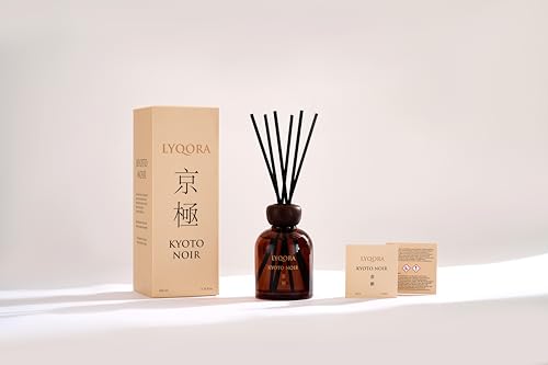 Lyqora Kyoto Noir Room Fragrance Sticks 200 ml Premium Reed Diffuser - Room Perfume Long-Lasting Air Freshener Home Decoration Aesthetic for Living Room, Bedroom, Bathroom, Elegant Gift Idea | Luxus Raumduft im edlen Amberglas mit Holzdeckel. Elegante Noten von Moschus & Amber für ein luxuriöses Premium Ambiente