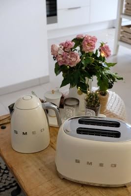 Tostadora SMEG de 2 rebanadas con 6 presintonías y función de descongelación y bandeja recogemigas extraíble (Crema)