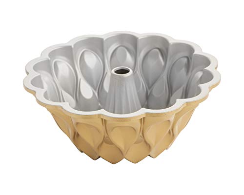 Nordic Ware Crown Bundt Pan - //coolthings.us