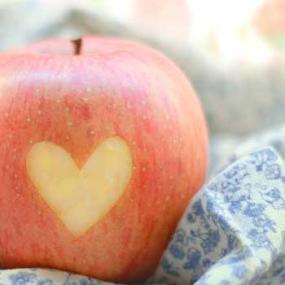 The instantly recognizable fragrance of Glade Apple Cinnamon quickly transports us back to home.