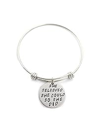 L.Beautiful - Set de tres brazaletes expandibles redondos con mensajes de palabras inspiradoras gravados, para mujeres, en acero inoxidable plateado y plata, viene con caja de regalo