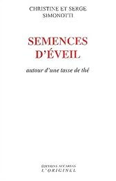 Semences d'éveil autour d'une tasse de thé