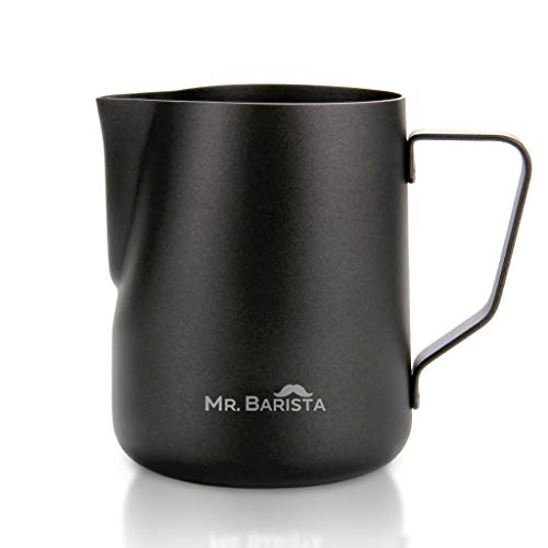 Mr. Barista® Professionelles Barista Milchkännchen 350ml aus Edelstahl - mit Teflon Beschichtung - Latte Art Ausguss - spülmaschinenfest - inklusive Barista Tuch (350ml)