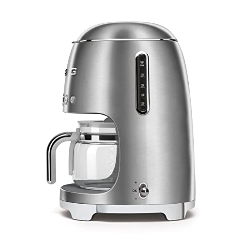 Smeg Cafetera de goteo estética de estilo retro de los años 50 con jarra de vidrio para 10 tazas, función de inicio automático, plato para mantener caliente y dos configuraciones de intensidad del café (acero inoxidable cepillado)