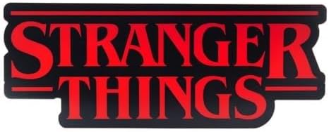 Stranger Things geformt Logo Licht, 30 cm (11,8") breet Wand- oder Stehlamp mat USB- oder Batteriekraaft, Phasë- & Pulsmodi, offiziell lizenzéiert Netflix Merchandise