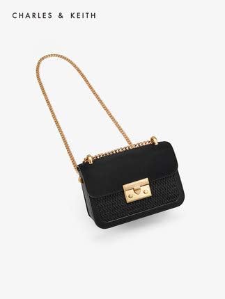 black small chain bag