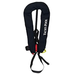 Schnorchelmasken 31NKnttIarL. SS300 SICHERHEIT – Die vollautomatische Rettungsweste gewährleistet eine Ohnmacht sichere Rückenlage und der verstellbare Schrittgurt garantiert einen sicheren Sitz im Wasser. Im Notfall helfen die Signalpfeife, die Bergeschlaufe, der Sicherheits-D-Ring sowie der leuchtend gelbe Auftriebskörper mit Reflexionsstreifen für bessere Sichtbarkeit.
QUALITÄT – Die Rettungswesten sind getestet und zertifiziert nach EN ISO 12402-3 für den Einsatz in allen Gewässern. Der Bergegurt sowie die mit einer Kordel gesicherte Signalpfeife sind im Schutzmantel verstaut, um ein ungewolltes Verhaken zu verhindern.
ANWENDUNG – Der vollautomatische Auslösemechanismus (Gaspatrone CO2, 33 g) wird bei einem Sturz ins Wasser mittels Salztablette ausgelöst. Zusätzlich kann die Weste durch ein Mundstück mit Sperrventil (ISO 12402-7) und eine Reißleine (ISO 12402-7) ausgelöst werden.