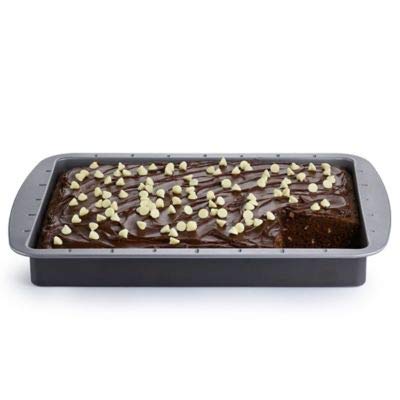 lakeland Traybake Tin – Integral Cutting Guides for Equal Slices