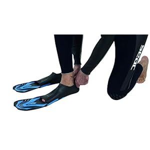 Schnorchelmasken 31We5kkyXBL. SS300 Kurze Flossen zum Schwimmen im Schwimmbecken, flexibel und robust, um die Leistung des Schwimmers beim Training zu optimieren, ohne die Muskeln zu ermüden, dank optimaler Nachgiebigkeit der verwendeten Materialien
Geschlossenes ergonomisch geformtes Fußfach aus weichem Gummi, der sich an den Fuß schmiegt und fest am Fuß sitzt, um Ermüdung und Antriebsverlust zu vermeiden.
Das kurze Blatt der Schwimmflossen Seac Vela besitzt Kanäle, um den Wasserablauf zu verbessern und Ränder aus stoßdämpfendem Gummi zum Schutz der anderen Schwimmer