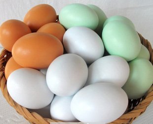 SallyFashion Wooden Fake Eggs 7 Pieces 3 Color