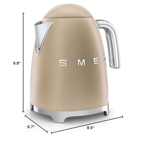 SMEG Hervidor de agua eléctrico estilo retro de los años 50, 7 tazas, con apagado automático, base extraíble e indicador de agua, KLF03CHMUS, Campagne mate