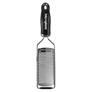 Microplane Keukenrasp fijn voor harde kaas, citrusvruchten, knoflook, chili, kaneel en nootmuskaat uit de Gourmet Serie…