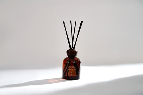 Lyqora Kyoto Noir Room Fragrance Sticks 200 ml Premium Reed Diffuser - Room Perfume Long-Lasting Air Freshener Home Decoration Aesthetic for Living Room, Bedroom, Bathroom, Elegant Gift Idea | Luxus Raumduft im edlen Amberglas mit Holzdeckel. Elegante Noten von Moschus & Amber für ein luxuriöses Premium Ambiente