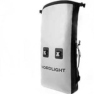 Nordlight Wasserdichter Rucksack Dry Bag 35l - Roll Top Rucksack mit gepolstertem Tragegurt, wasserdichte Tasche für Wassersport, Fahrrad Rucksack, Kurierrucksack, Trekking, Angeln 5 Schnorchelmasken ✅ ANWENDUNG: Ideal für die Stadt oder die Natur: Der wasserdichte Dry Bag Rucsack mit 35L Fassungsvermögen ist ein echter Allrounder und schützt Ihre Gegenstände zuverlässig vor Feuchtigkeit.
✅ 100% WASSERDICHT: Hier bleibt alles trocken! Für garantierten Schutz vor Wasser, Sand und Schmutz, roll den Verschluss 3-4 Mal ein und schnalle die Clips zusammen. Für noch mehr Tragekomfort, verstellen Sie die Schultergurte und verwenden Sie den Brustverschluss.
✅ ROBUST & LANGLEBIG: Hochwertiges 520D TARPAULIN PVC und Nylon machen diesen Drybag nicht nur wasserdicht, sondern auch extrem robust. Dieser Rucksack ist universell einsetzbar und hält so ziemlich alles aus - wir haben ihn ausgiebig getestet und sind von seiner Qualität mehr als überzeugt!