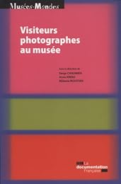 Visiteurs photographes au musée