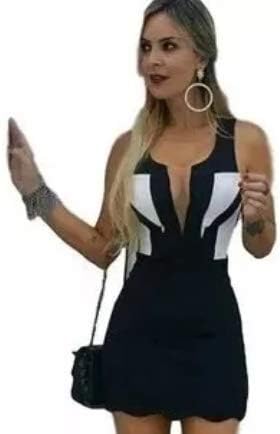vestido com decote em tule