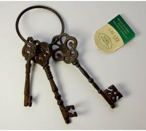 LARGE GARDEN CAST IRON SET OF KEYS. LOOP DESIGN. RUSTIC ORNATE CHIC METAL.