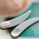 Hearts Shop 100PCS White Mini Disposable Curved Cosmetic Spatula Scoop Makeup Mask Spatula Plastic Spoon