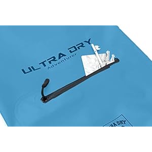 Dry Bag, wasserdichte Tasche, Rucksack, Sack mit Handy-Trockentasche und langem, verstellbarem Schultergurt, ideal für Kajakfahren/Bootfahren/Kanufahren/Rafting/Schwimmen 4 Schnorchelmasken 100% zuverlässiger Schutz: Wir glauben, dass Ultra Dry Adventurer Dry Bags die besten da draußen sind. Ihre neuen Trockentaschen halten jahrelang und bieten wasserdichten Schutz auch für die härtesten Benutzer.
Vordertasche mit Reißverschluss: Ermöglicht Ihnen einfachen Zugriff auf wichtige Gegenstände, ohne das Hauptfach aufrollen zu müssen, so dass Schlüssel, Messer, Feuerzeuge und andere persönliche Gegenstände unterwegs schnell greifen können. (nur spritzwassergeschützt)
Wasserdichte Handy-Schutzhülle inklusive Premium-Qualität IPX8. Passt und funktioniert hervorragend mit großen und kleinen Smartphones mit Wasserdichtigkeits-Qualität, auf die Sie sich verlassen können, ultra-klare Fenster ermöglichen tolle Fotos und Videos. Vertrauen Sie Ihr Telefon nicht billigen Gratis!